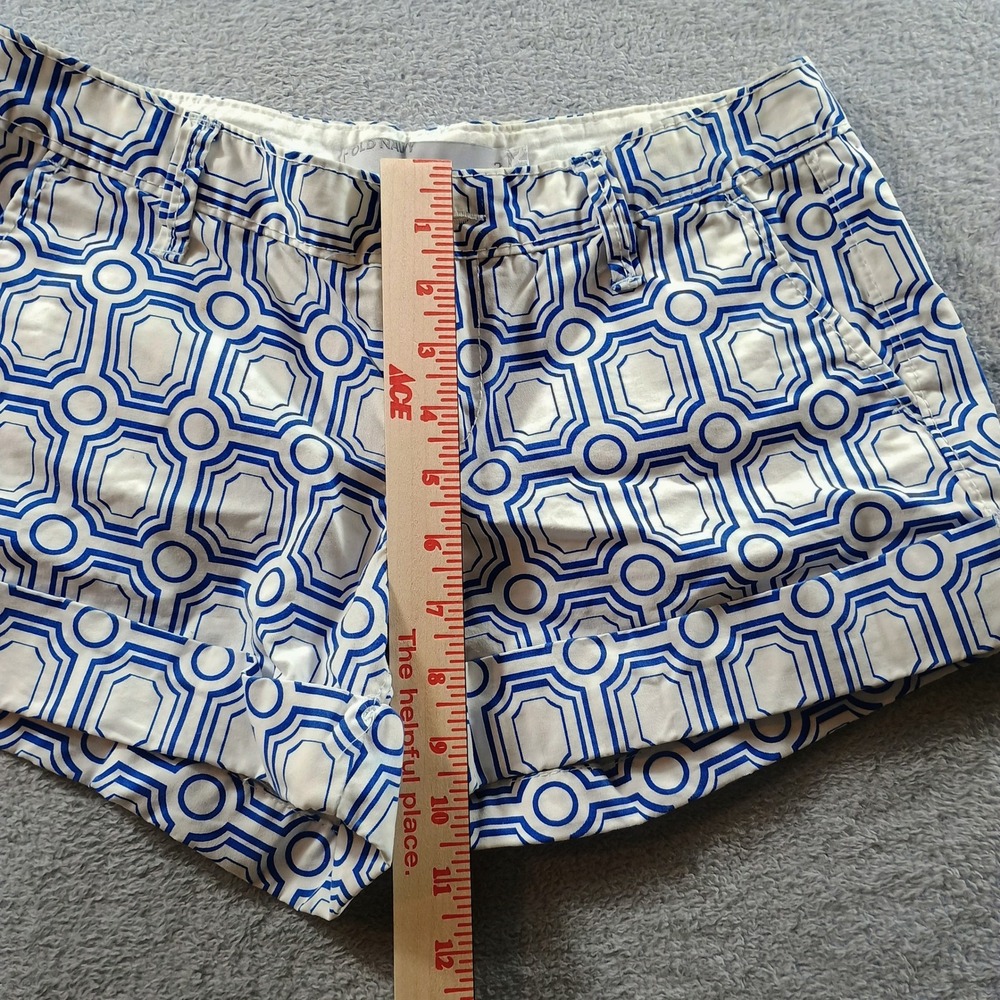 Old Navy Women Low Rise Geometric Tile Print Shorts Blue White‎ Size 2 Cuffed - Picture 3 of 6
